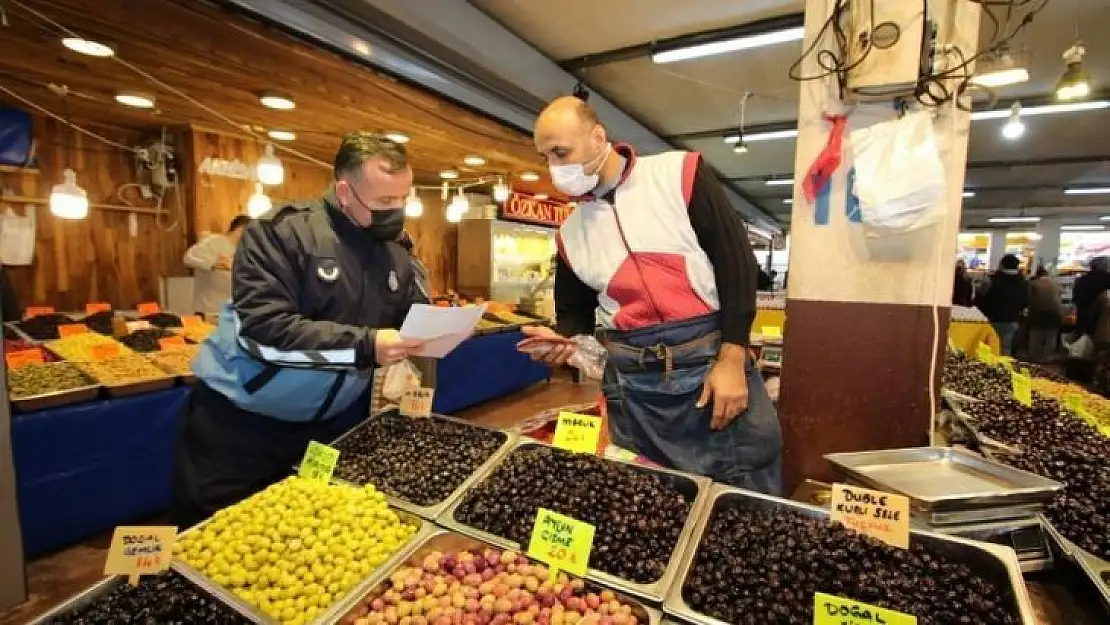 Bayraklı'da zabıtalardan pazar yerlerine sıkı korona virüsü denetimi