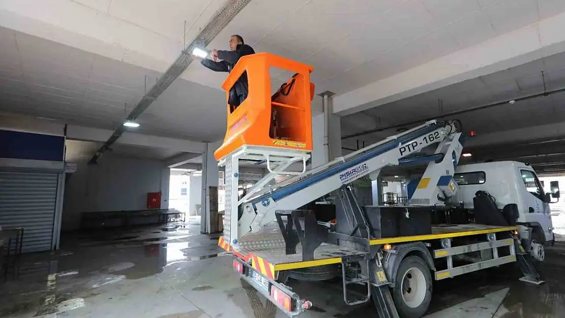 Bayraklı'nın pazar yerlerinde aydınlatma çalışması