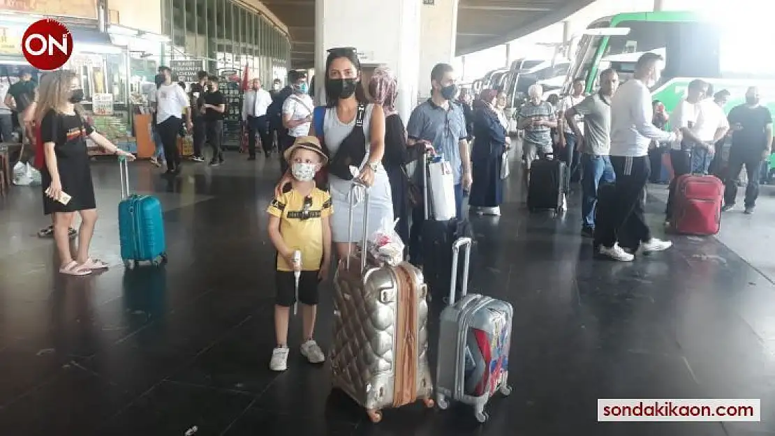 Bayram öncesi İzmir Şehirlerarası Otobüs Terminalinde yoğunluk
