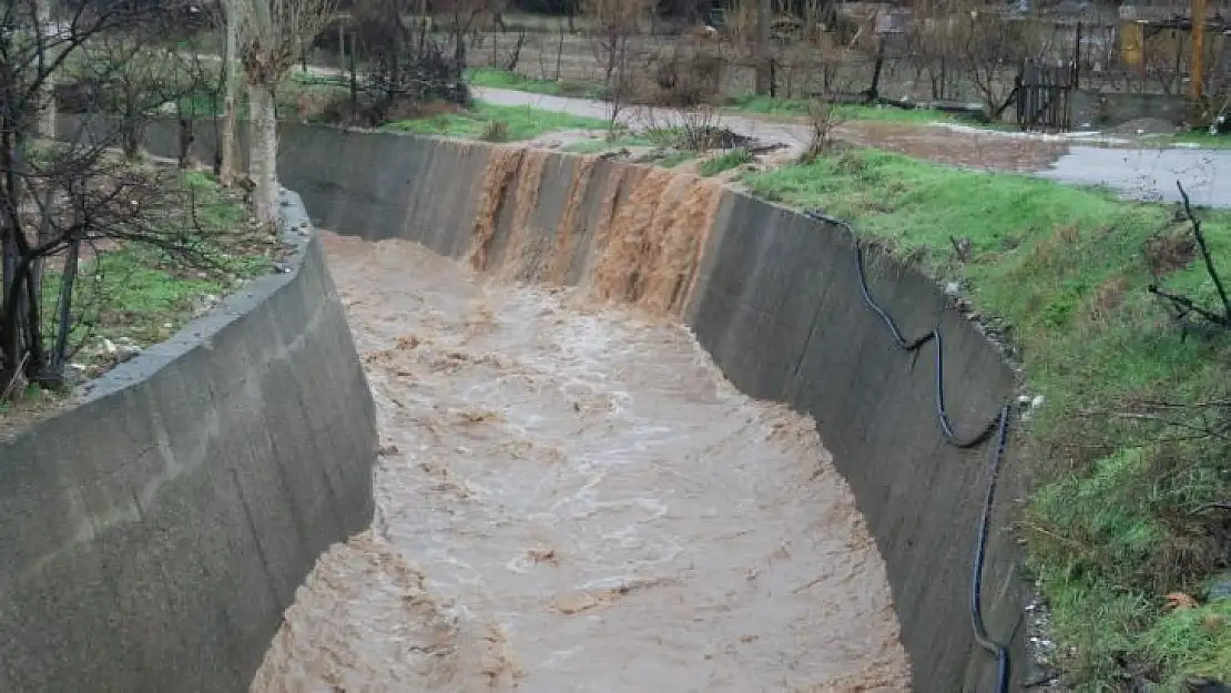 Bayramiç'te şiddetli yağış hayatı felç etti