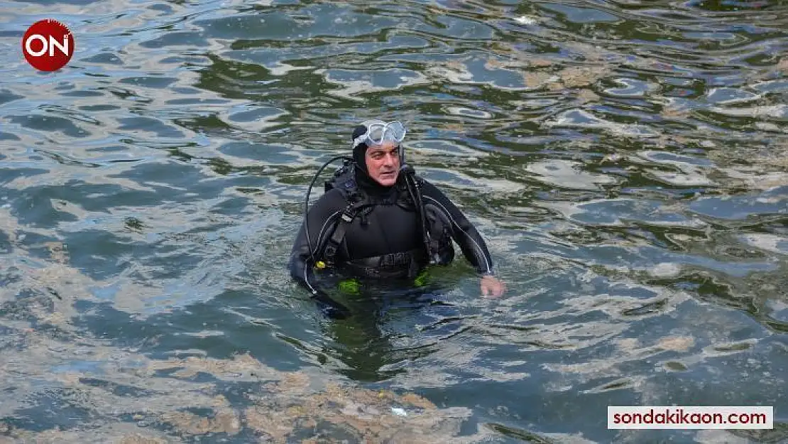Belediye Başkanı çevre gününde deniz salyası için daldı