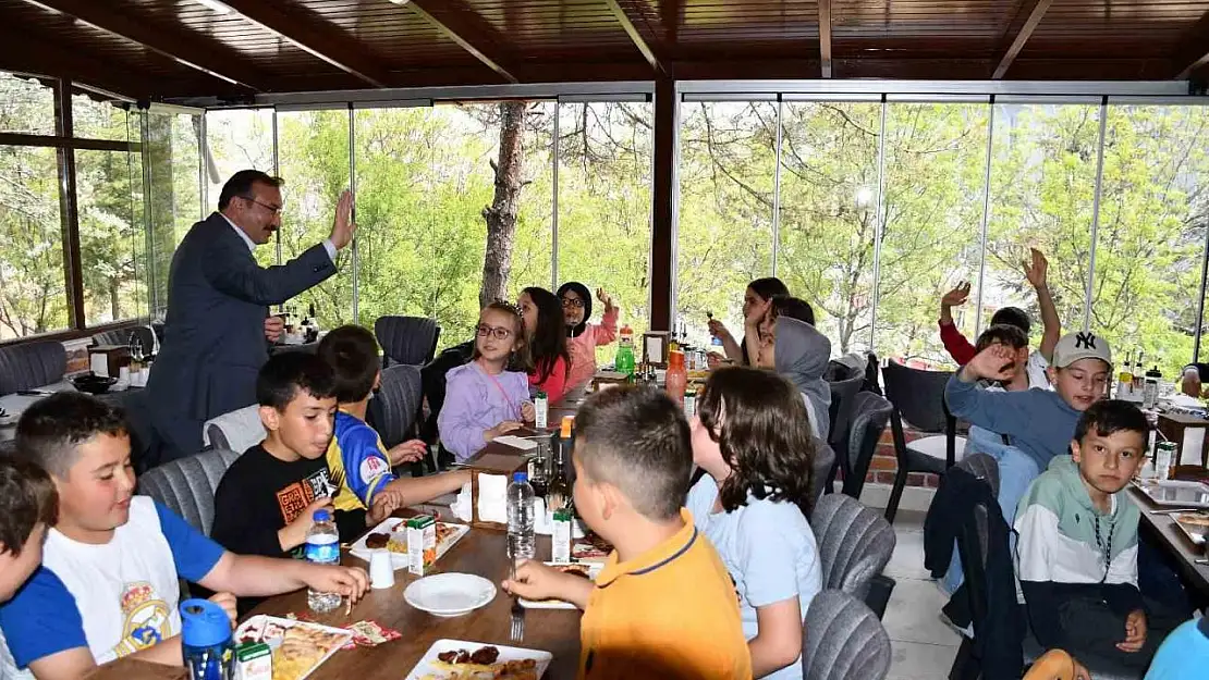 Belediye Başkanı Doğan, minik tiyatrocularla yemekle bir araya geldi