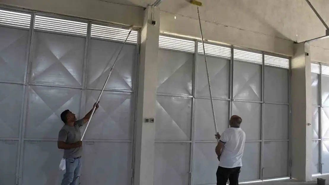 Belediye ekipleri, boya-badana ve tadilat hizmetiyle yüzleri güldürdü