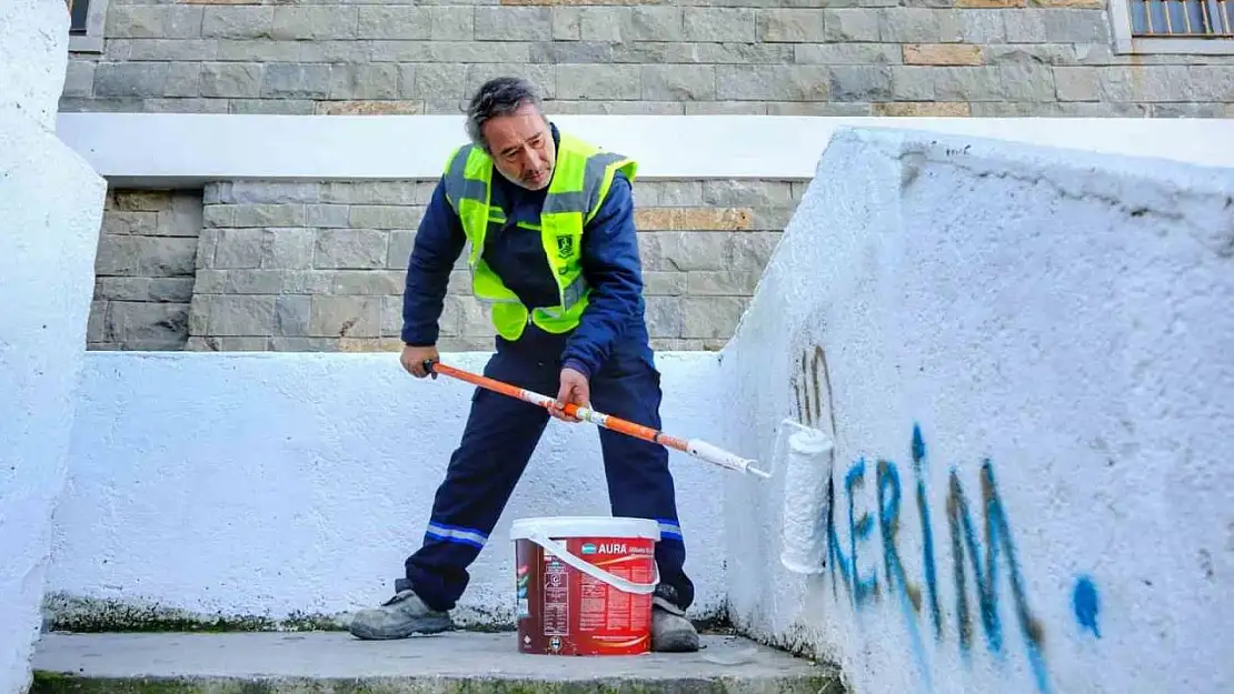 Belediye, görüntü kirliliği oluşturan yazıları temizliyor