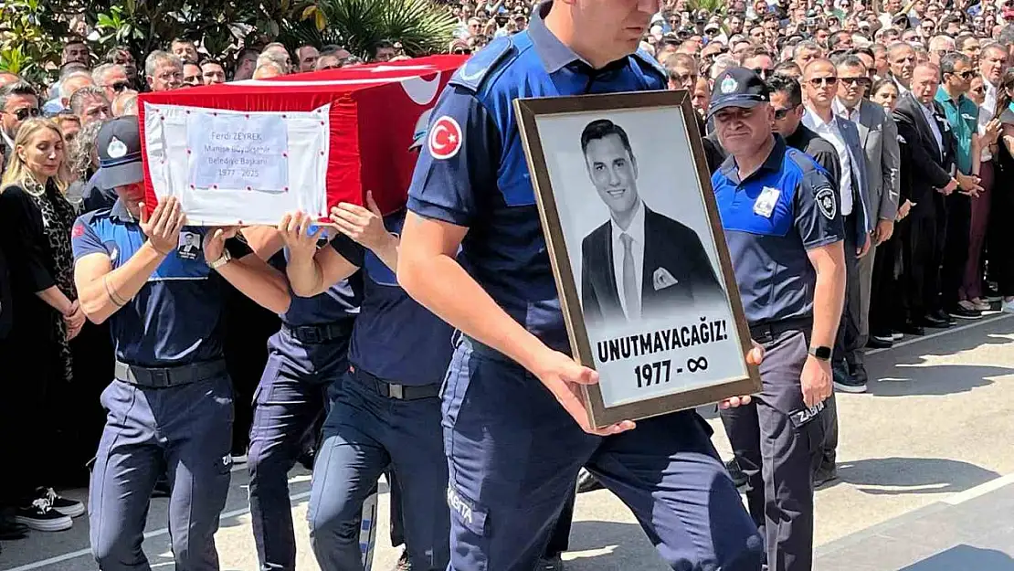 Belediye önüne Başkan Zeyrek'e acı veda