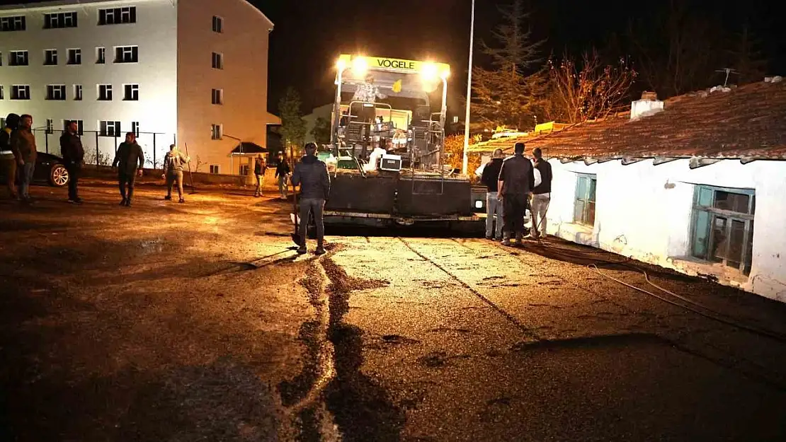 Belediyenin asfalt çalışmaları gece-gündüz devam ediyor