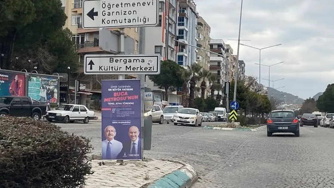 Bergama'da metro afişlerinin toplatıldığı iddiasına açıklama: 'Afişler kondukları yerde duruyor'
