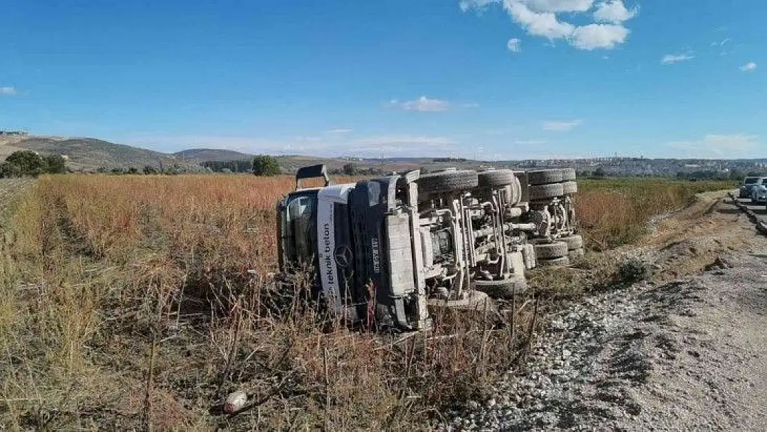 Beton mikseri tarlaya devrildi 1 yaralı