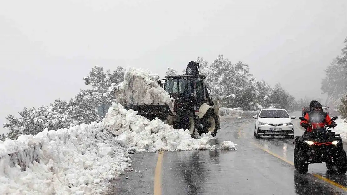 Beyaza bürünen Muğla'da yollar ulaşıma açıldı