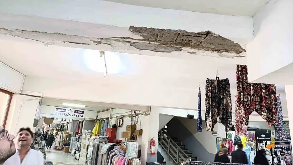 Biga Belediyesi Ticaret Merkezinde deprem sırasında sıva dökülmeleri meydana geldi