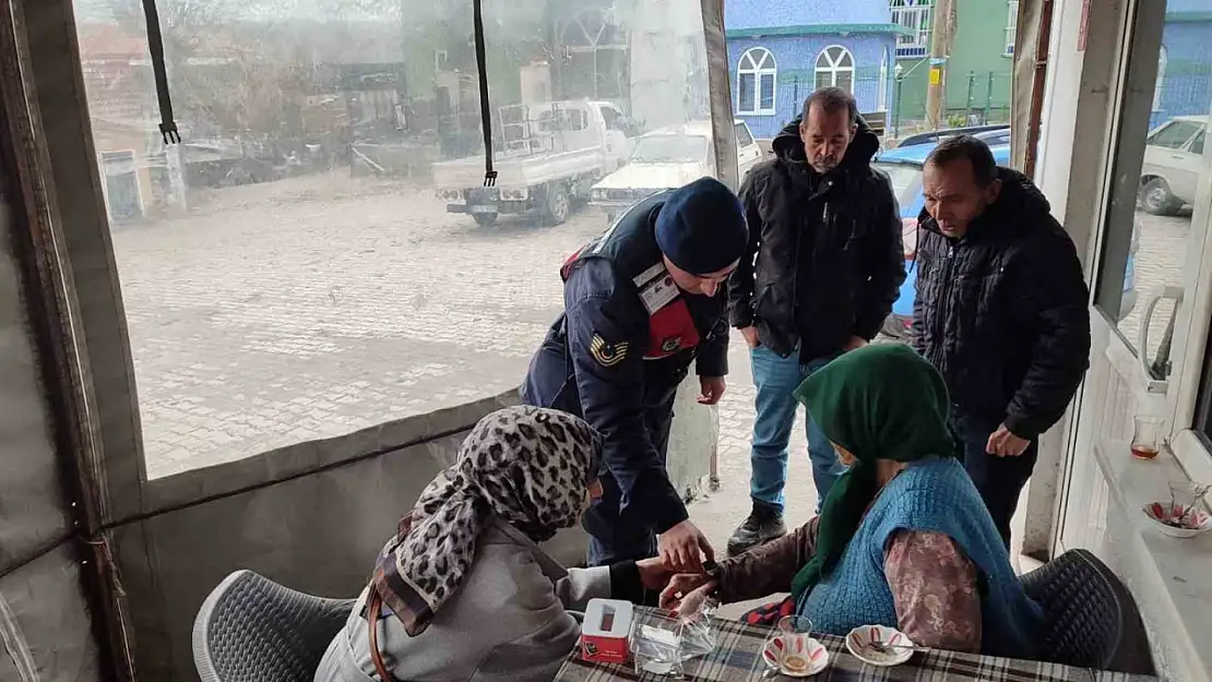 Bigadiç'te kaybolma riski taşıyan vatandaşlara akıllı saat dağıtımı yapıldı
