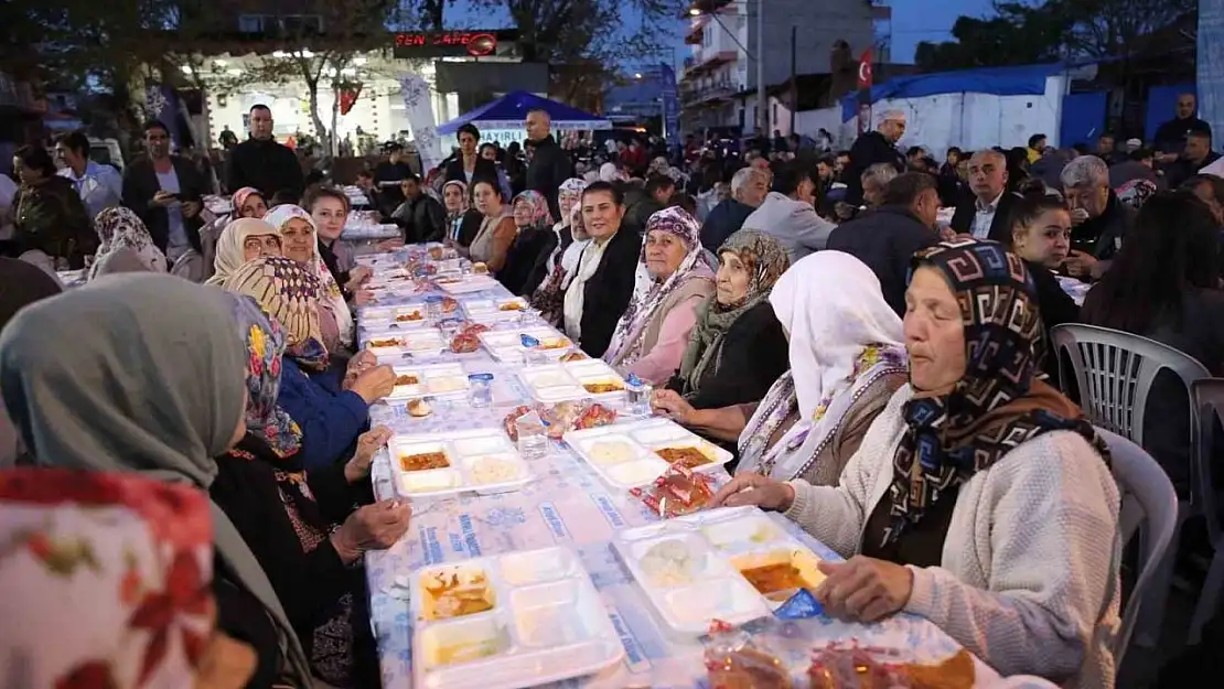 Binlerce Aydınlı Aydın Büyükşehir Belediyesi'nin iftar sofralarında buluşuyor