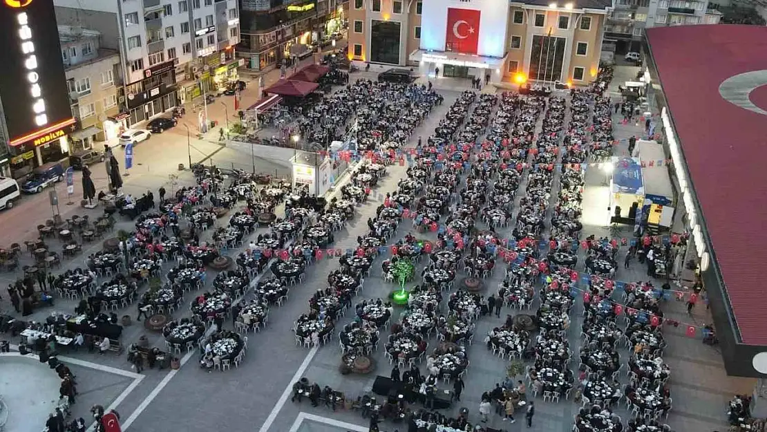 Binlerce kişi, aynı sofra etrafında buluştu