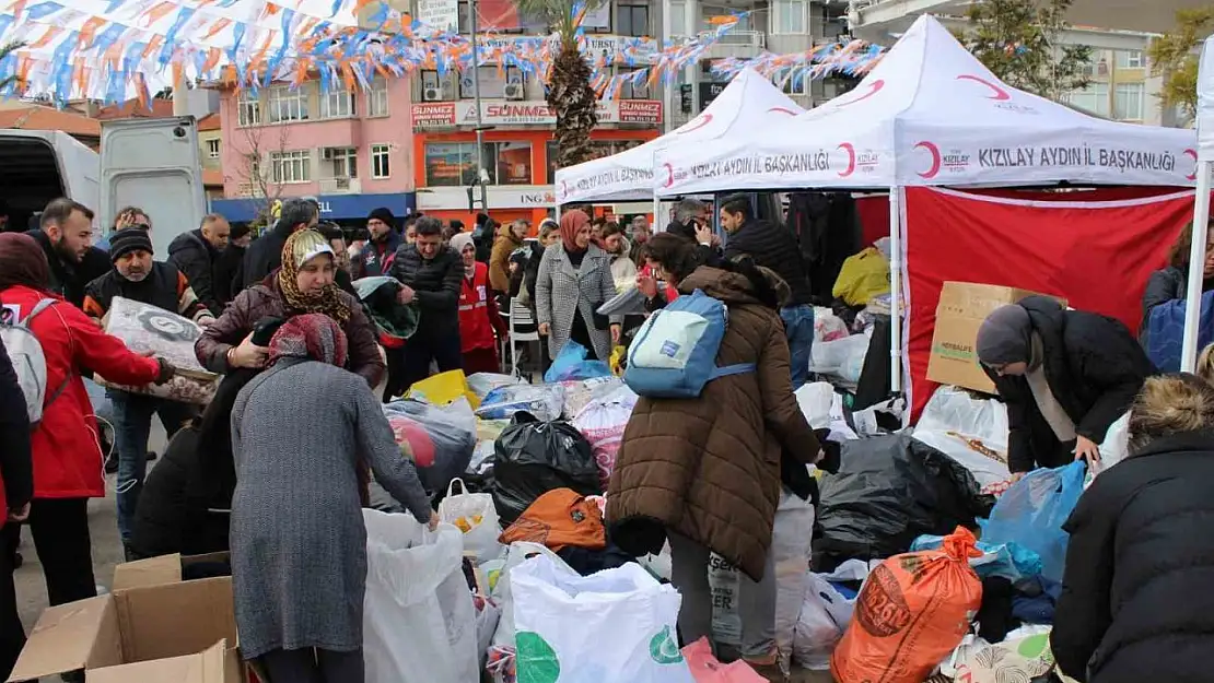 Binlerce kişi depremzedeler için meydana akın etti