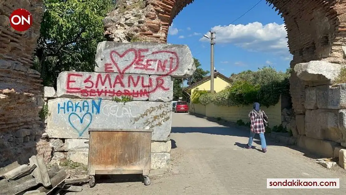 Binlerce yıllık surlar ilân-ı aşk tahtasına döndü