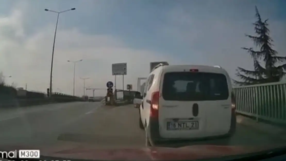 Bir anda geri manevra yaptı, korku dolu anlar kameraya yansıdı
