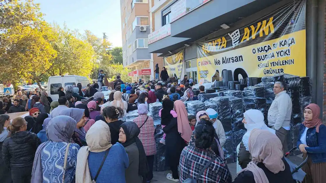 Bir züccaciye mağazasının 'ne alırsan 100 lira' kampanyası uzun kuyruklara neden oldu