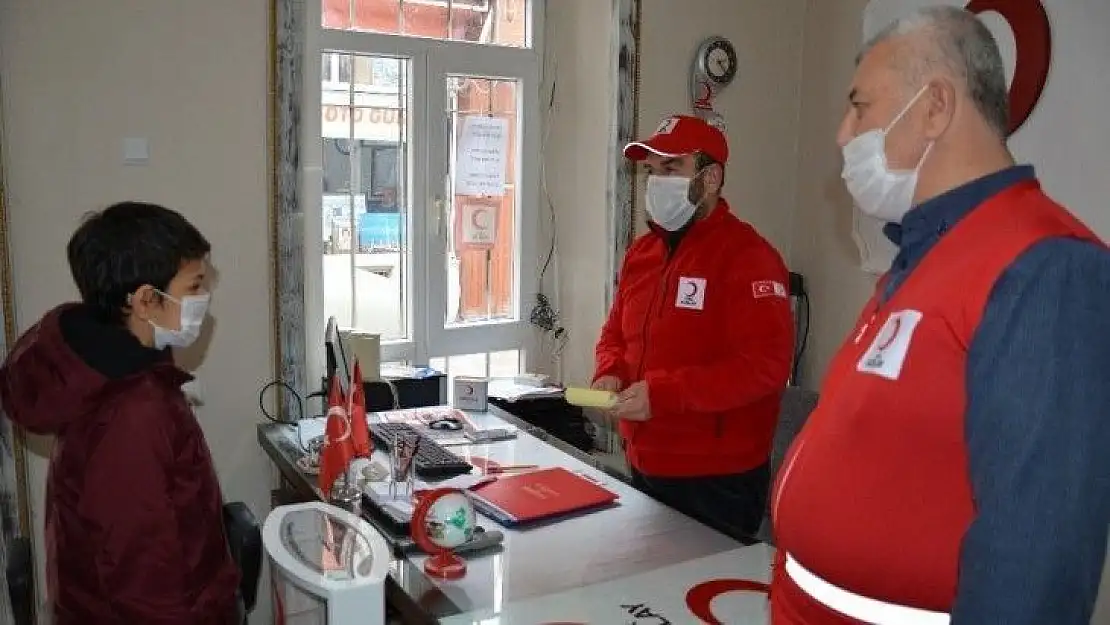 Biriktirdiği harçlıkları Kızılay'a bağışladı