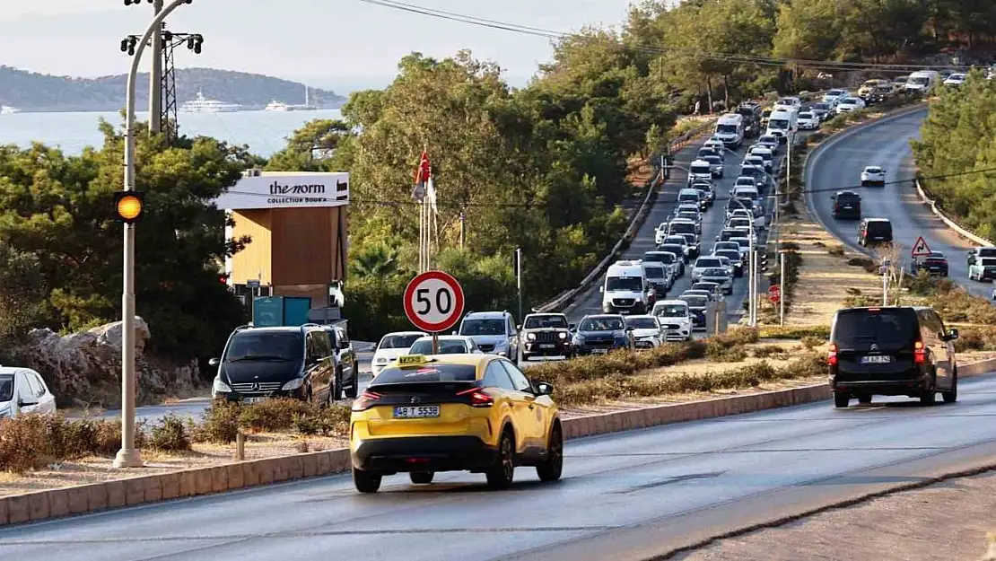 Bodrum'a 24 saatte giriş yapan 20 bin araç trafiği kilitledi