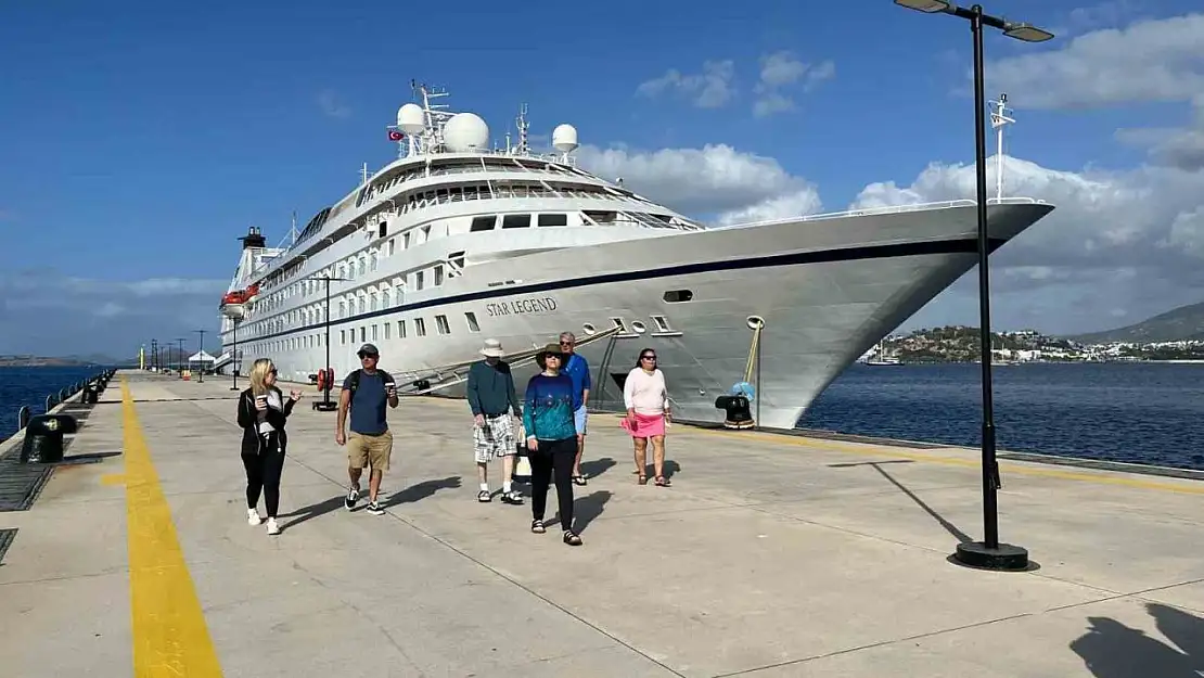 Bodrum'a kruvaziyerle 180 yolcu geldi