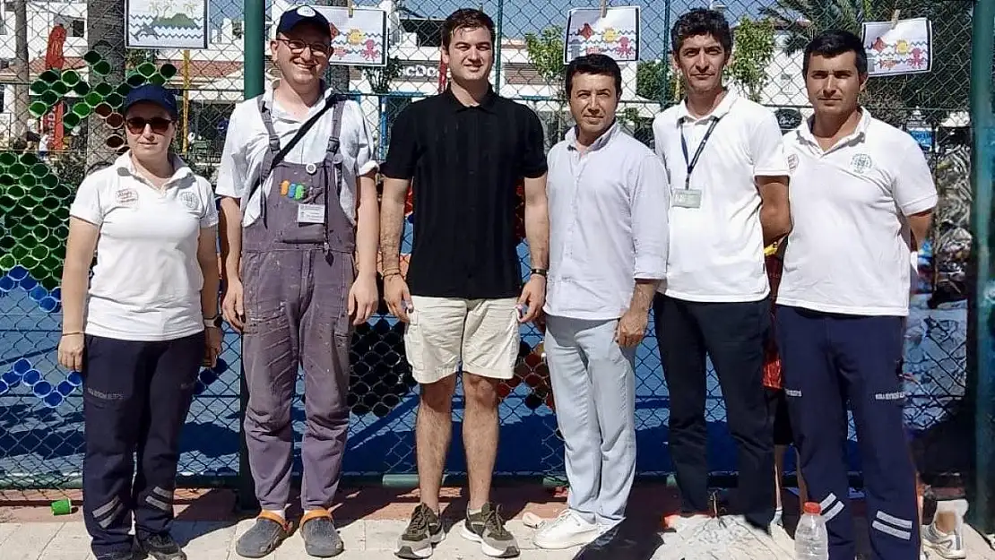 Bodrum'da çocuklar 4 bin bardakla yaza sanatla 'Merhaba' dedi