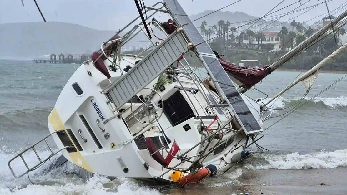 Bodrum'da fırtına ve yağış etkili oldu, yelkenli tekne karaya vurdu