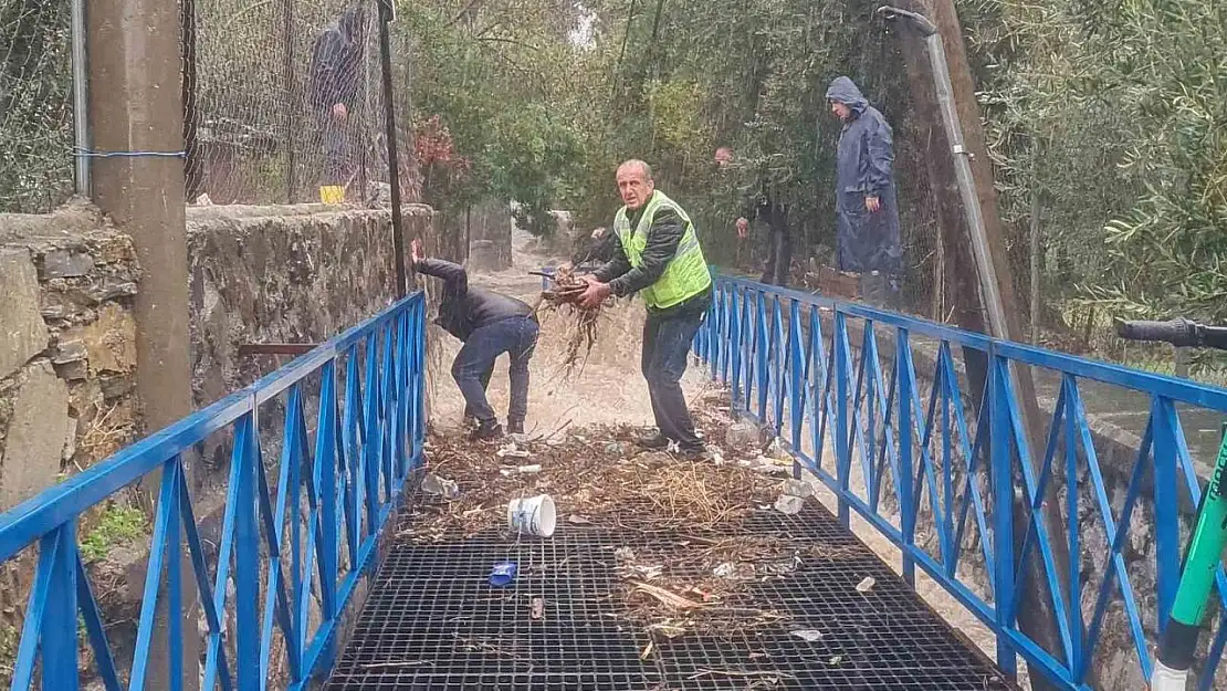 Bodrum'da gelişigüzel atılan çöpler taşkına sebep oluyor