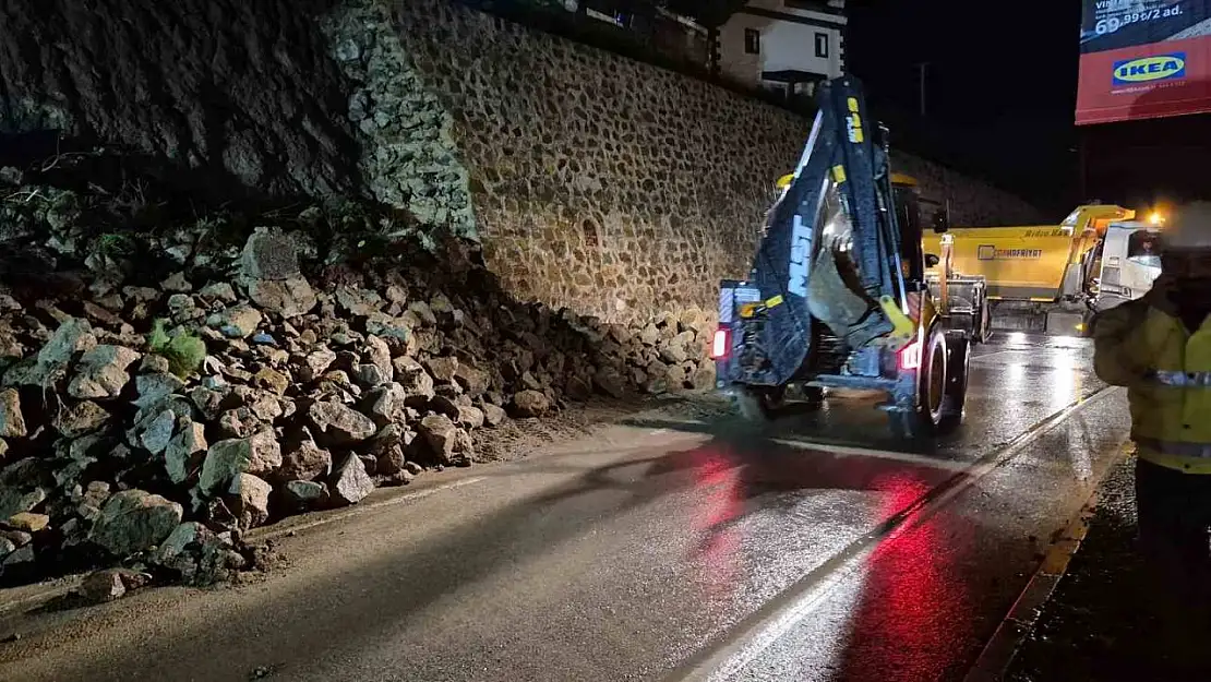 Bodrum'da istinat duvarı karayoluna çöktü