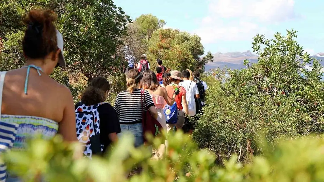 Bodrum'da öğrenciler kıyı temizliği yaptı