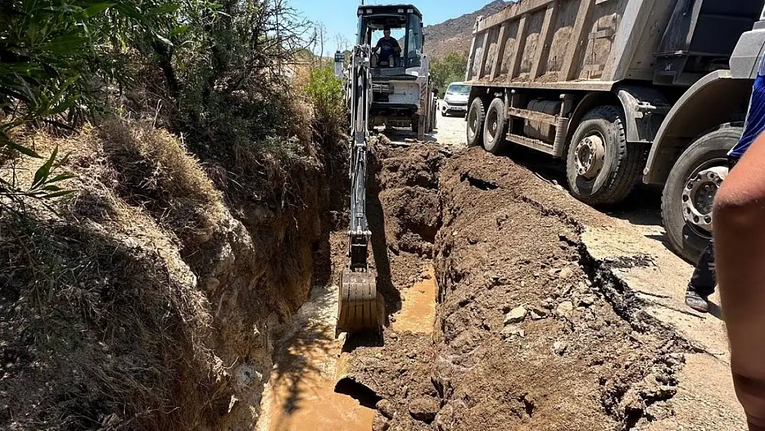 Bodrum'da otomobil çukura düştü