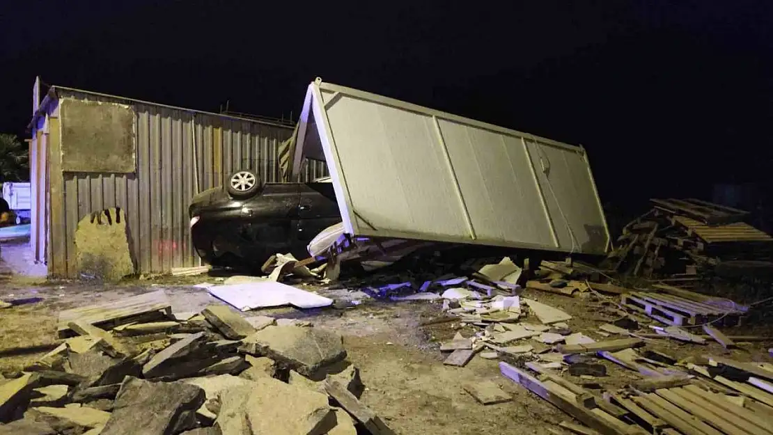 Bodrum'da otomobil konteynere çarptı: 3 yaralı