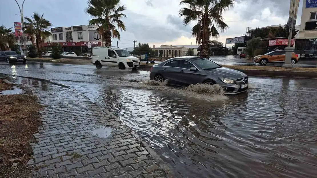 Bodrum'da sağanak yağış etkili oldu