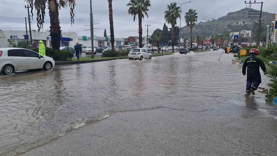Bodrum'da yollar göle döndü