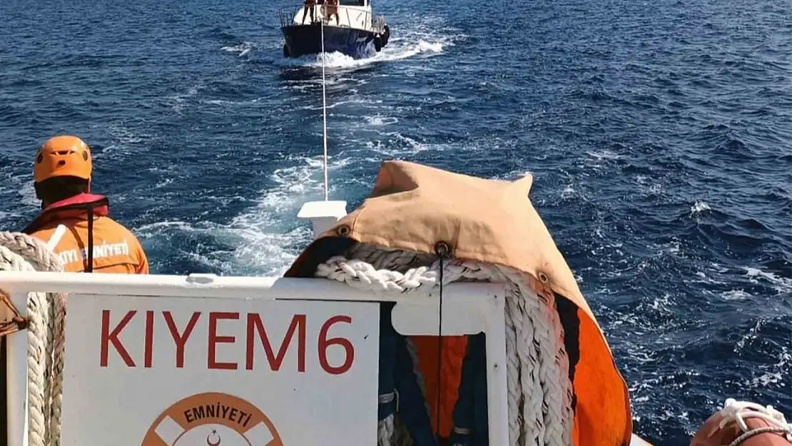 Bodrum Yahşi açıklarında arızalanan tekneyi KIYEM ekipleri kurtardı