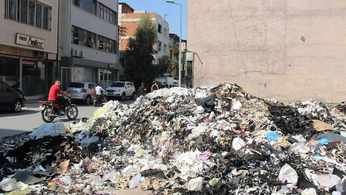 Bornova'nın bir tarafında çöp ve diğer tarafında moloz tepecikleri yükseliyor