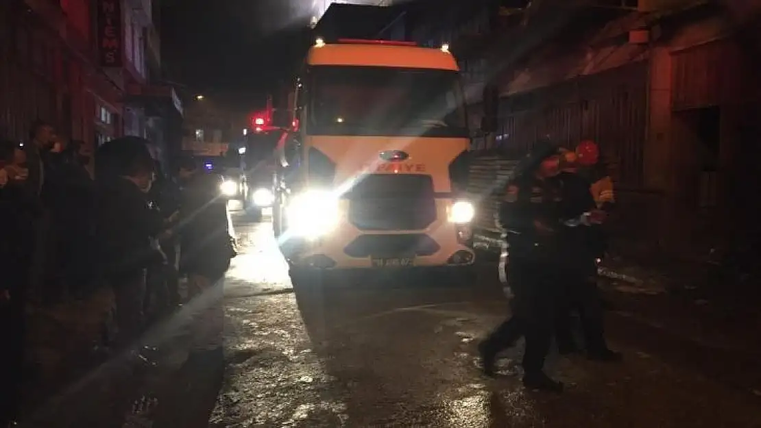 Boyahanede çıkan yangın korkuttu