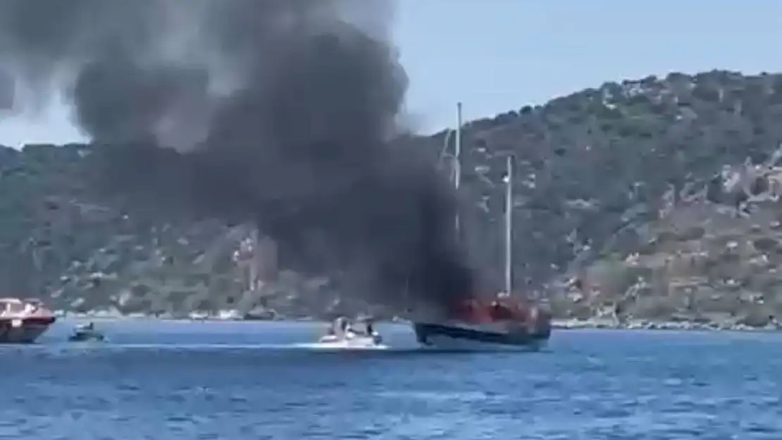 Bozburun'da teknede yangın: Açığa alınan tekne battı