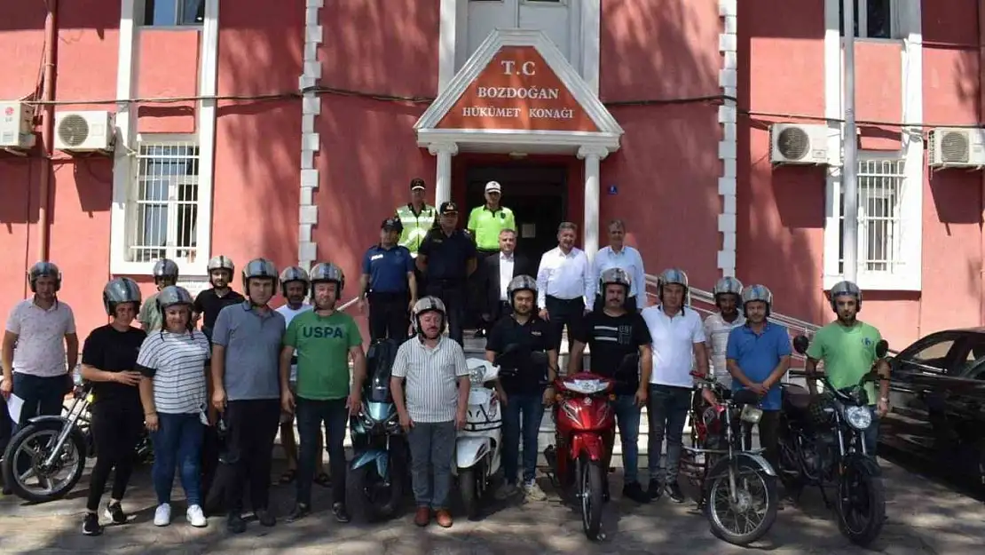 Bozdoğan'da motorculara kask dağıtımı sürüyor