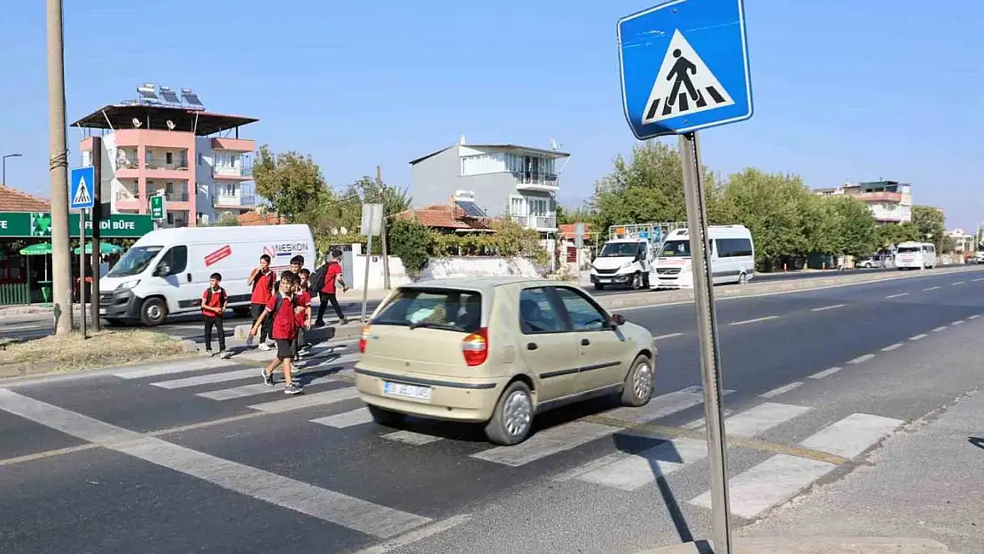 Bu mahallede okula giden çocuklar ve aileleri diken üstünde kalıyor