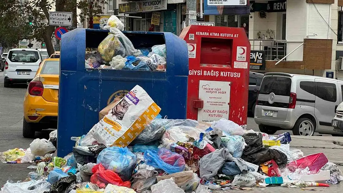 Buca'da belediye çalışanları iş bıraktı, ilçede çöp yığınları oluştu