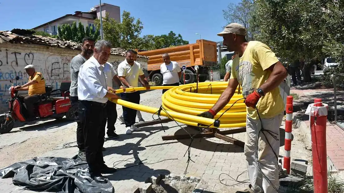 Buharkent'te doğalgaz boruları yer altına indi