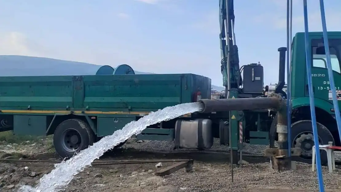 Buharkent'teki 2 kuyudan saatte 104 litre su çıkıyor