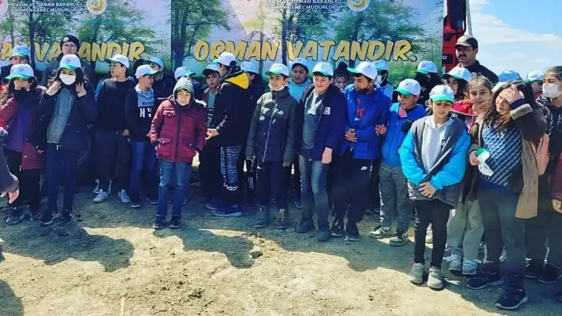 Buldan'da öğrenciler 200 fidanı toprakla buluşturdu