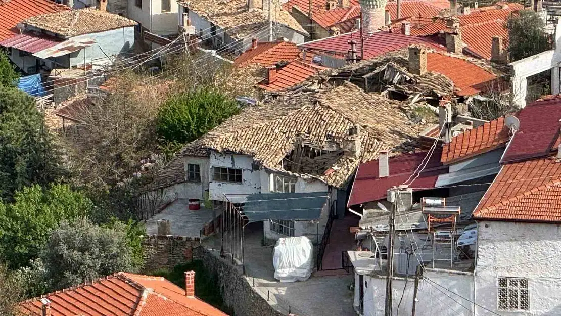 Buldan'da tarihi iki katlı ev çöktü