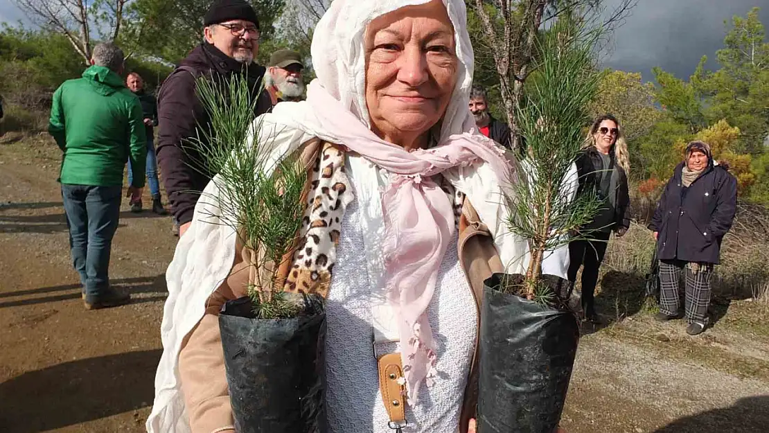 Burhaniye de 83' lük Leyla nine ağaç dikti