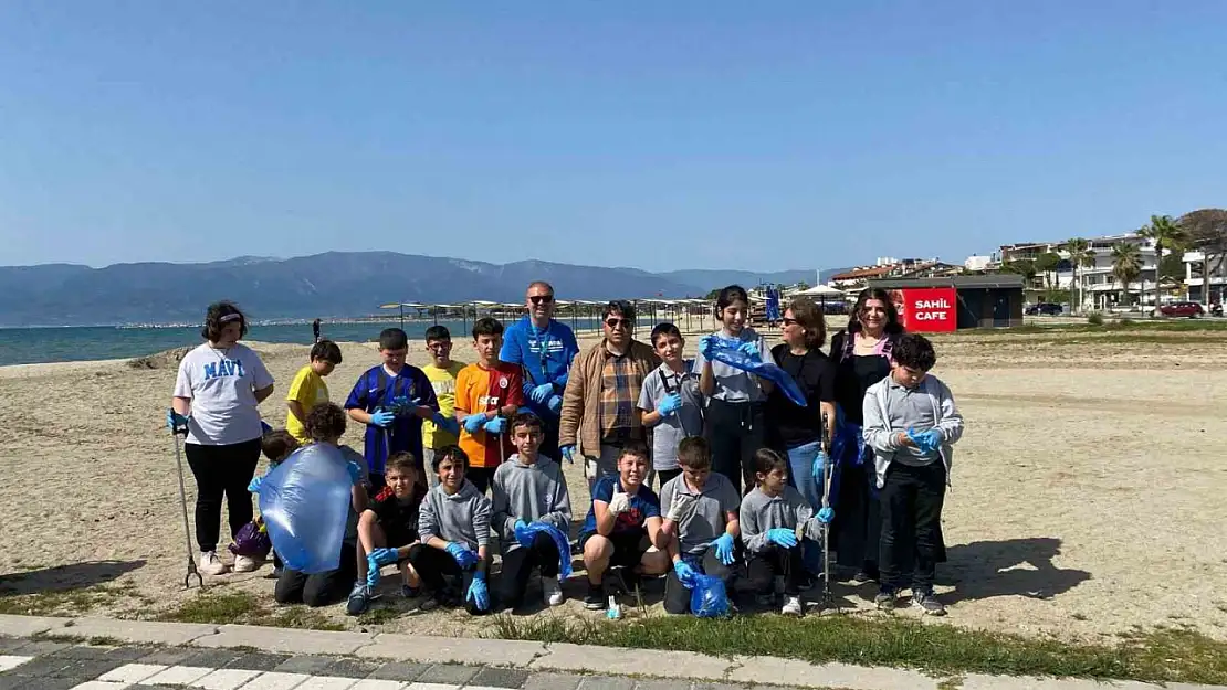 Burhaniye'de Hacı Mustafa Müdüroğlu Ortaokulu'ndan plaj temizliği