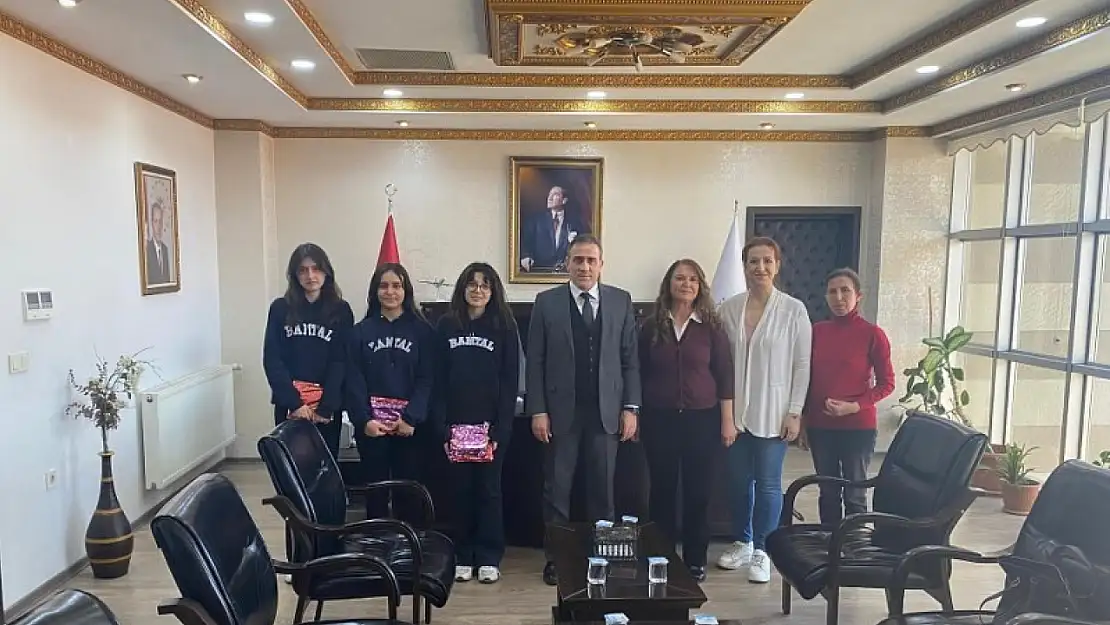 Burhaniye de Kaymakam Memiş, dereceye giren öğrencileri ödüllendirdi