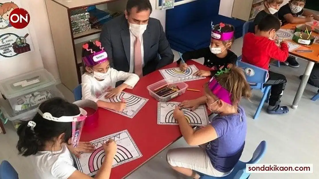 Burhaniye'de Kaymakam Memiş okulları ziyaret etti