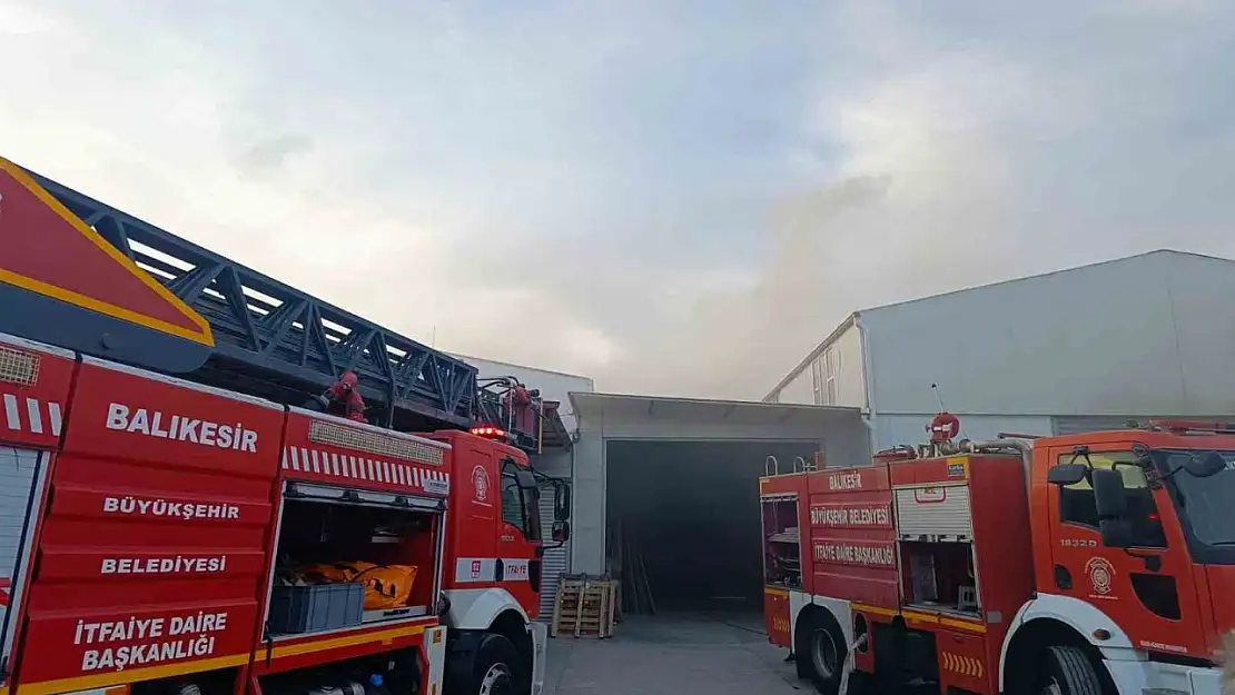Burhaniye'de marangoz atölyesi alevlere teslim oldu