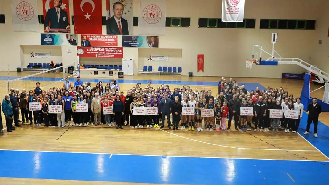 Burhaniye'de voleybol şöleni başladı